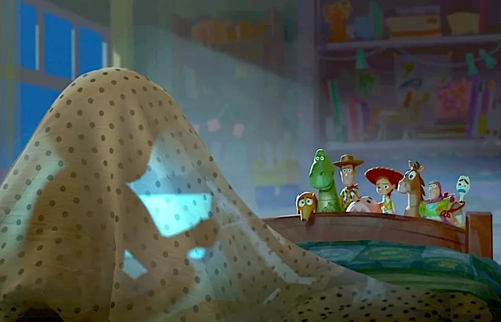 Bonnie (con la voz de Scarlett Spears) es observada por un grupo de sus juguetes preocupados mientras se queda despierta hasta muy tarde mirando su nueva tableta, en "Toy Story 5". (Walt Disney Studios Motion Pictures)