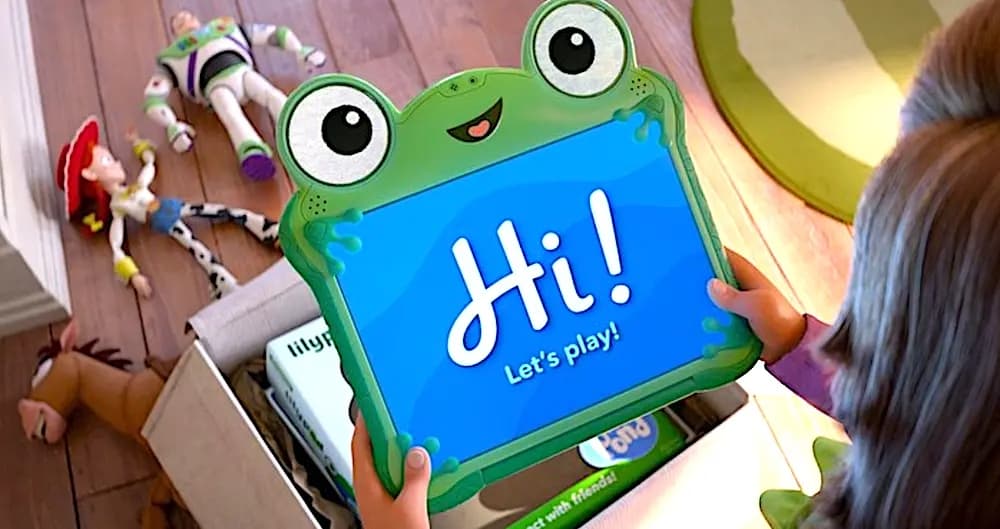 Bonnie (con la voz de Scarlett Spears) mirando su nueva tableta llamada Lilypad (con la voz de Greta Lee) en "Toy Story 5". (Walt Disney Studios Motion Pictures)