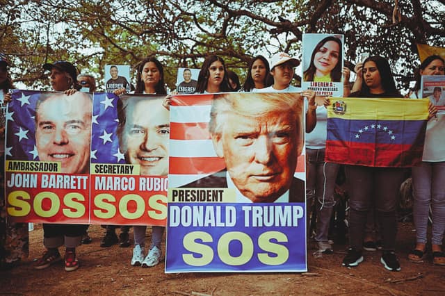Familiares de presos políticos protestan frente a la embajada de Estados Unidos en Caracas el 22 de junio de 2026. (Federico PARRA / AFP vía Getty Images)