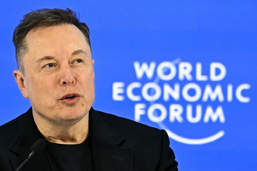 Elon Musk, empresario sudafricano-canadiense-estadounidense y director ejecutivo de SpaceX y Tesla, habla durante la reunión anual del Foro Económico Mundial (FEM) en Davos el 22 de enero de 2026. El Foro Económico Mundial se lleva a cabo en Davos del 19 al 23 de enero de 2026. (Fabrice COFFRINI / AFP vía Getty Images)
