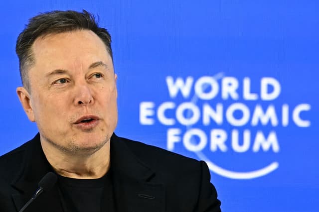 Elon Musk, empresario sudafricano-canadiense-estadounidense y director ejecutivo de SpaceX y Tesla, habla durante la reunión anual del Foro Económico Mundial (FEM) en Davos el 22 de enero de 2026. El Foro Económico Mundial se lleva a cabo en Davos del 19 al 23 de enero de 2026. (Fabrice COFFRINI / AFP vía Getty Images)
