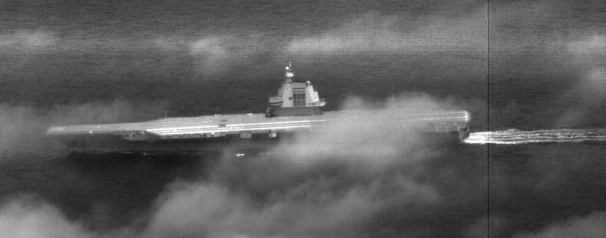 El portaaviones chino "Fujian", también conocido por su número de casco CV-18, atraviesa el estrecho de Taiwán el 23 de junio de 2026. (Ministerio de Defensa Nacional de la República de China)
