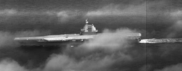 El portaaviones chino "Fujian", también conocido por su número de casco CV-18, atraviesa el estrecho de Taiwán el 23 de junio de 2026. (Ministerio de Defensa Nacional de la República de China)
