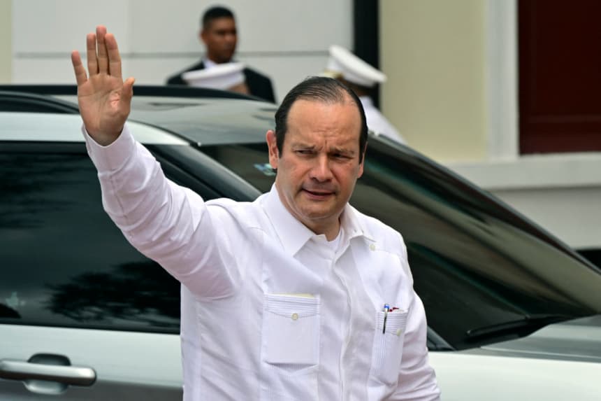 El canciller de Panamá, Javier Martínez-Acha, saluda a su llegada al palacio presidencial de Las Garzas en la Ciudad de Panamá, para una reunión con el presidente de Panamá, José Raúl Mulino, y el presidente de Colombia, Gustavo Petro, el 28 de marzo de 2025. (MARTIN BERNETTI/AFP vía Getty Images)