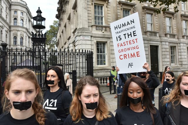 Una marcha silenciosa contra la esclavitud moderna en Londres en 2016. Debido a que la trata de personas suele ser un "delito oculto", los datos sobre las víctimas de la trata no son fiables. (Alamy/PA).