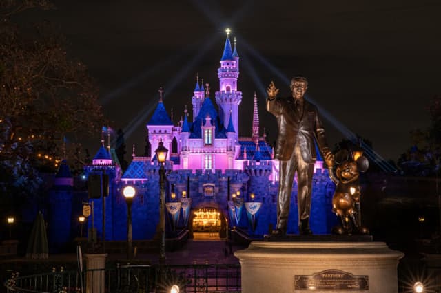 Vista del Castillo de la Bella Durmiente en Disneyland Park durante una transmisión especial para empleados, el 26 de abril de 2021, en Anaheim, California. (Foto de Christian Thompson/Disneyland Resort vía Getty Images).