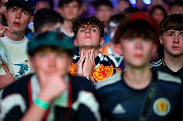Aficionados escoceses reaccionan mientras ven el partido Escocia vs Brasil de la 2026 FIFA World Cup en The Hydro, el 25 de junio de 2026, en Glasgow, Escocia. (Jeff J Mitchell/Getty Images).