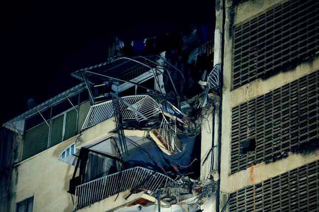 Estado de un edificio en Caracas tras los dos fuertes seísmos que han sacudido el oeste de la capital del país, dos terremotos que tuvieron lugar alrededor en apenas 39 segundos y que han dejado al menos 32 muertos y 700 heridos y personas entre los escombros de los edificios derruidos. (EFE/ Rayner Peña R)