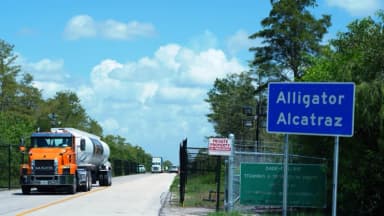 DeSantis cierra permanentemente la prisión “Alcatraz de los cocodrilos” en Florida