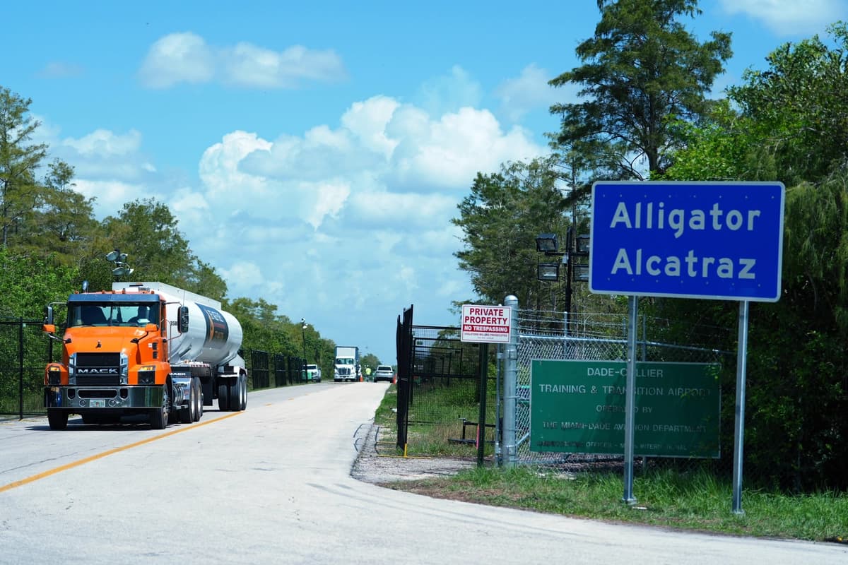 Camiones entran y salen del centro de detención de inmigrantes “Alligator Alcatraz” en los Everglades de Florida, en el condado de Collier, Florida, el 28 de agosto de 2025. (Foto AP/Rebecca Blackwell, archivo).