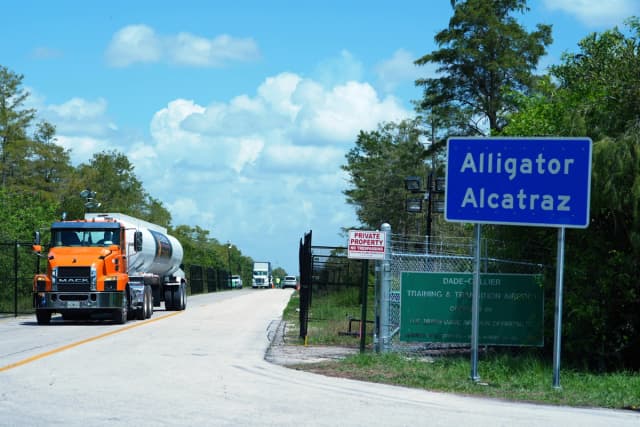 Camiones entran y salen del centro de detención de inmigrantes “Alligator Alcatraz” en los Everglades de Florida, en el condado de Collier, Florida, el 28 de agosto de 2025. (Foto AP/Rebecca Blackwell, archivo).