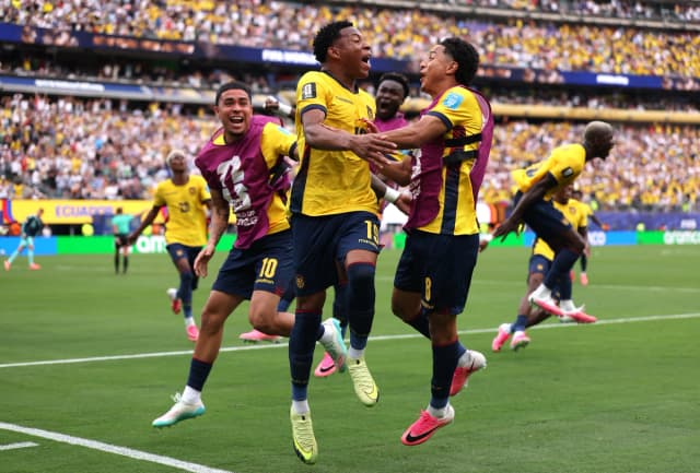 Gonzalo Plata (19) de Ecuador celebra con sus compañeros tras marcar el segundo gol de su equipo durante el partido del Grupo E de la Copa Mundial de la FIFA 2026 entre Ecuador y Alemania en el New York New Jersey Stadium en East Rutherford, Nueva Jersey, el 25 de junio de 2026. (Mattia Ozbot/Getty Images).