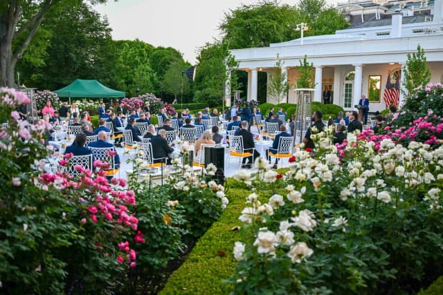 El presidente estadounidense Donald Trump pronuncia un discurso durante una cena del “Club del Jardín de las Rosas” en honor a la Semana de la Policía en la Casa Blanca en Washington, D.C., el 11 de mayo de 2026. (Kent Nishimura/AFP vía Getty Images).