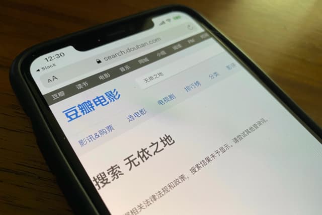 Un teléfono muestra una página de búsqueda en Douban para "Nomadland" que arroja el mensaje "No se pudieron mostrar los resultados de la búsqueda de acuerdo con las leyes y regulaciones pertinentes", en Beijing, el 26 de abril de 2021. (Ng Han Guan/AP Photo)
