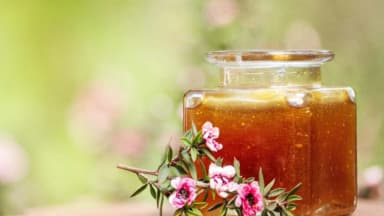 De ojos secos a encías sangrantes: beneficios inesperados de la miel de manuka