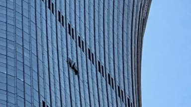 Una avioneta se estrella contra el edificio más alto de Beijing