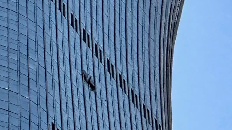 Una avioneta se estrella contra el edificio más alto de Beijing