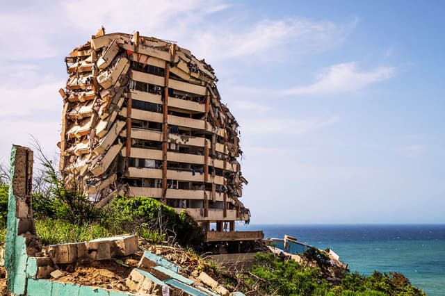 Imagen de un edificio destruido durante los dos terremotos que sacudieron Caraballeda, en el estado de La Guaira, a unos 40 km al noreste de Caracas, el 25 de junio de 2026. (Donaldo BARROS / AFP vía Getty Images)