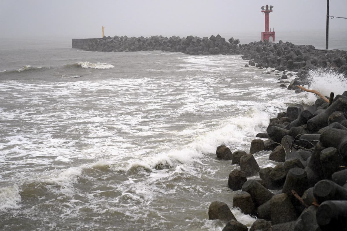 El litoral se ve azotado por olas gigantes a medida que un tifón se acerca a la ciudad de Futtsu, en la prefectura de Chiba, cerca de Tokio, el 27 de junio de 2026. (Kyodo News vía AP)
