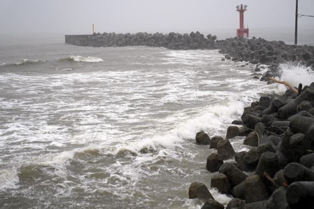 El litoral se ve azotado por olas gigantes a medida que un tifón se acerca a la ciudad de Futtsu, en la prefectura de Chiba, cerca de Tokio, el 27 de junio de 2026. (Kyodo News vía AP)
