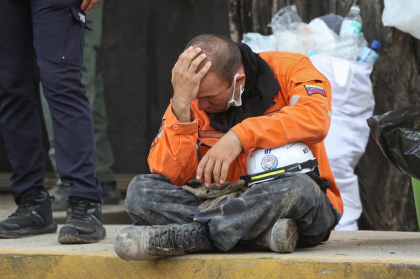 Un elemento de Protección Civil descansa luego de que un terremoto de magnitud 7.2 sacudiera a Venezuela y otras regiones del Caribe el 25 de junio de 2026 en Caracas, Venezuela. (Edilzon Gamez/Getty Images)