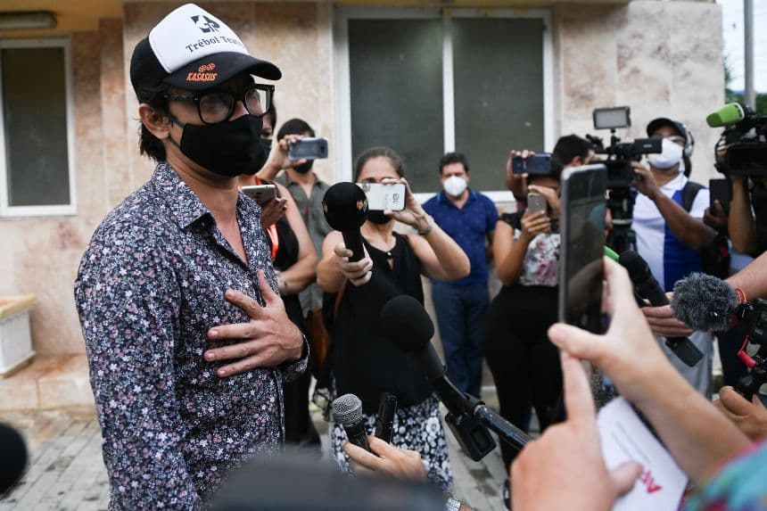 <em>El actor, dramaturgo y activista opositor cubano Yunior García Aguilera habla con la prensa a la salida de la Fiscalía Provincial de La Habana, el 21 de octubre de 2021. (YAMIL LAGE/AFP vía Getty Images)</em>