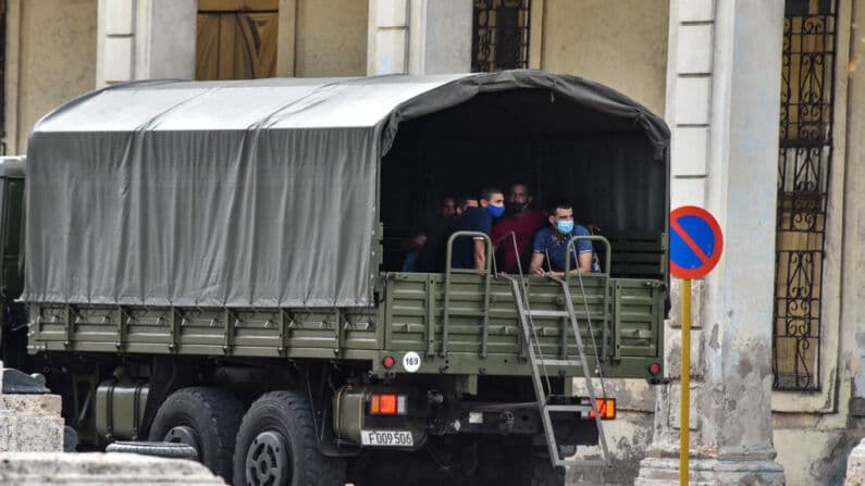 <em>Al menos un centenar de personas fueron detenidas de forma arbitraria y otras 131 impedidas de salir de sus viviendas durante las protestas pacíficas del 15N en Cuba, denunciaron la plataforma Cuba Decide y el Centro de Denuncias de la Fundación para la Democracia Panamericana (FDP) el 15 de noviembre 2021. (Adalberto Roque/AFP vía Getty Images)</em>