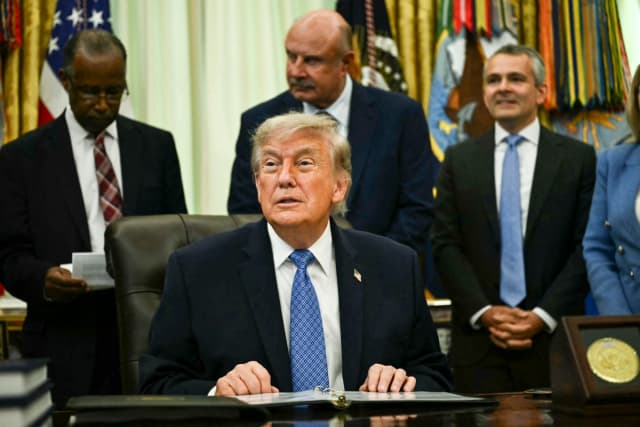 El presidente Donald Trump responde preguntas tras presentar las conclusiones de su Comisión de Libertad Religiosa en el Despacho Oval de la Casa Blanca en Washington el 26 de junio de 2026. (Kent Nishimura/AFP).