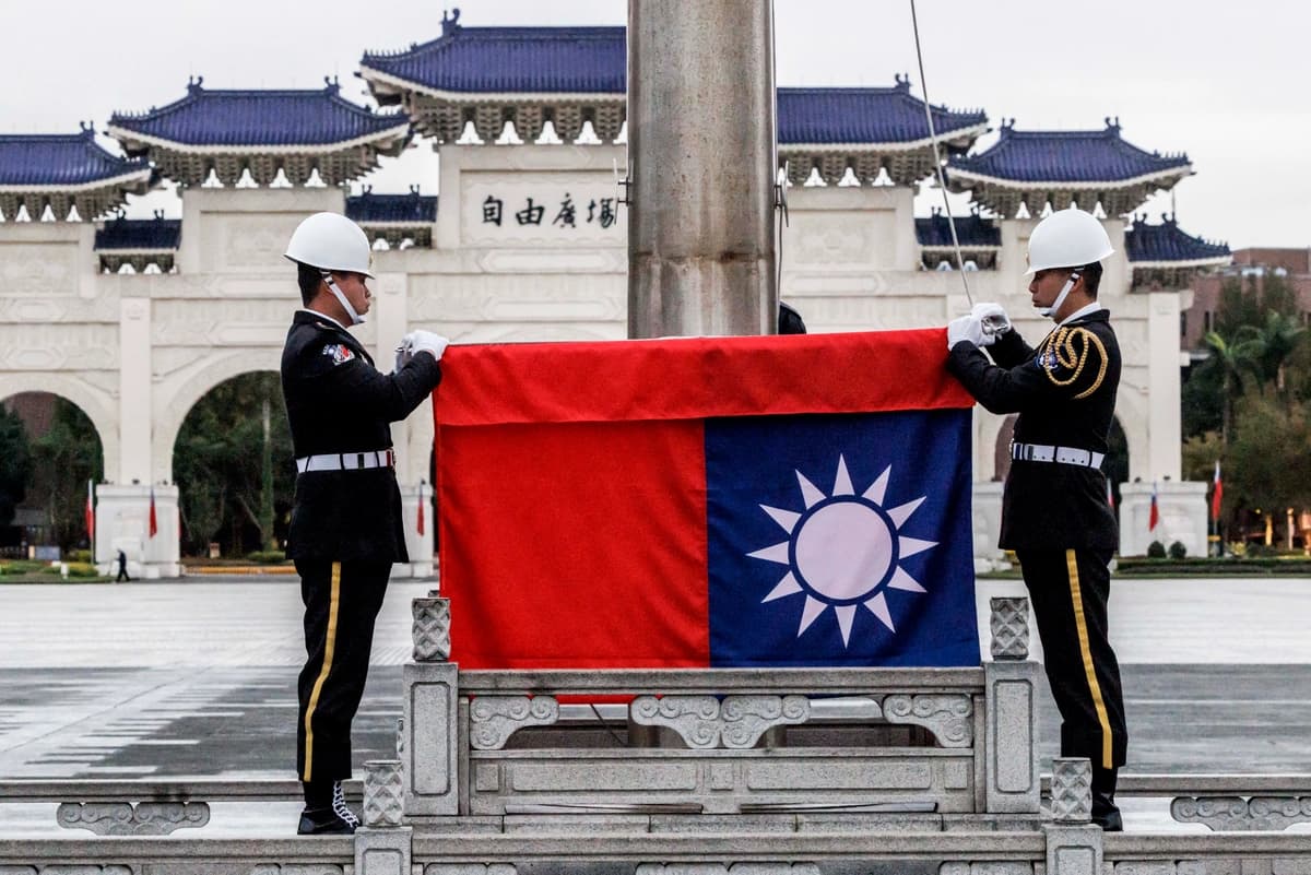 La bandera nacional de Taiwán es izada durante una ceremonia matutina de izamiento de bandera, en Taipéi, el 30 de diciembre de 2025. (Cheng Yu-chen / AFP vía Getty Images)