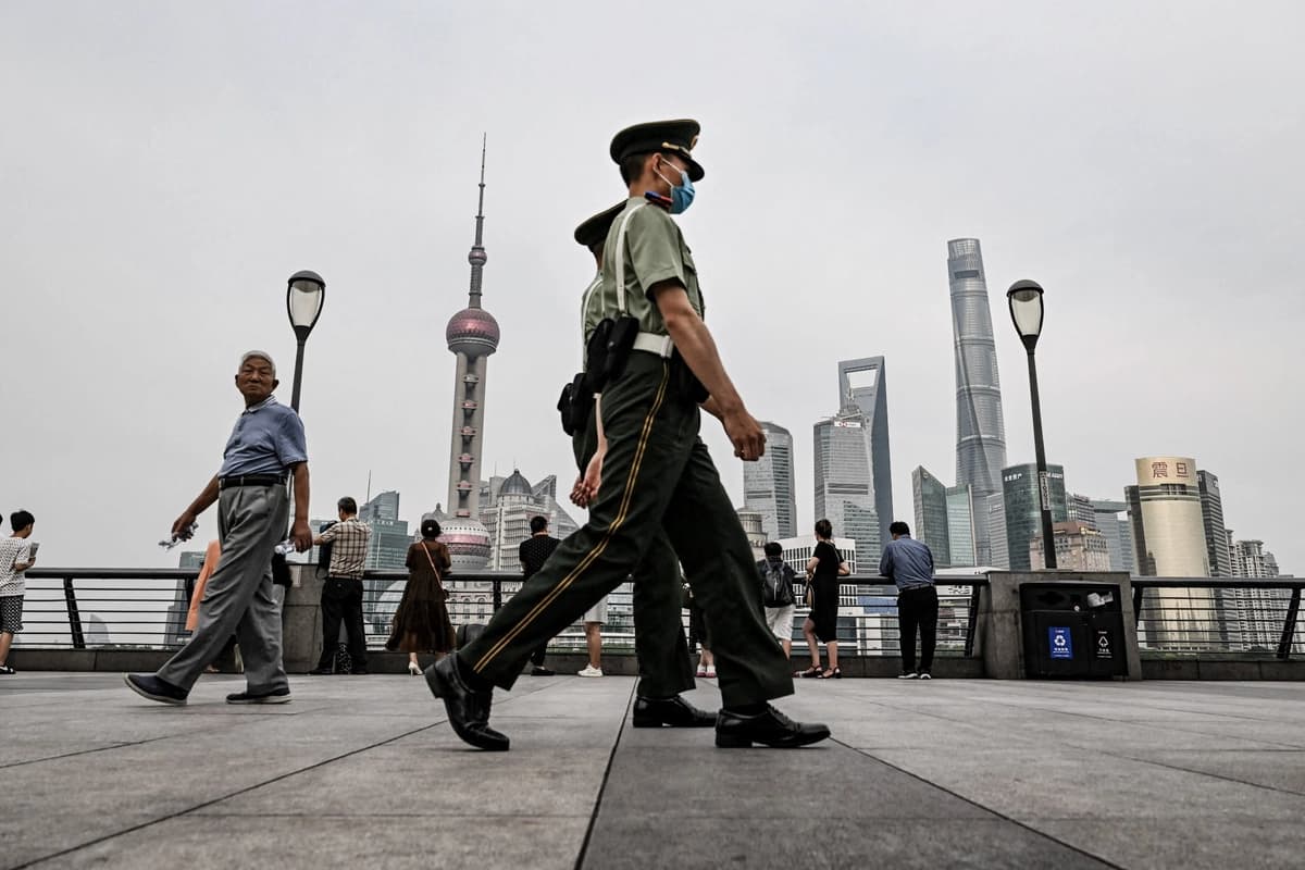 Policías paramilitares chinos caminan por el paseo del Bund, a orillas del río Huangpu, en el distrito de Huangpu, en Shanghái, China, el 15 de junio de 2023. (Héctor Retamal/AFP vía Getty Images)