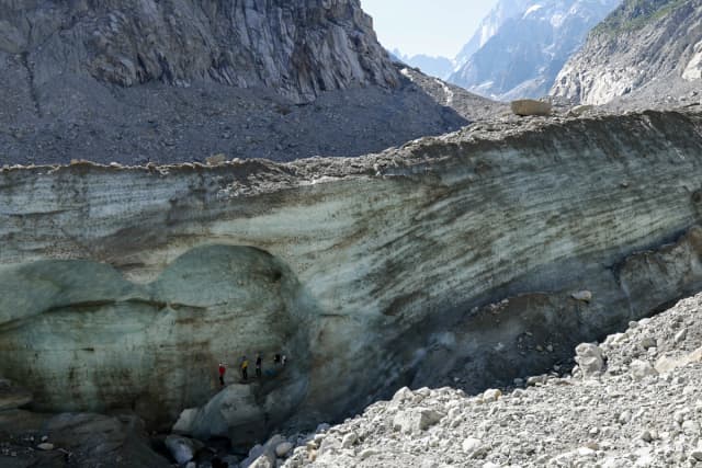 Alpinistas entrenan a la sombra en una zona expuesta del glaciar Mer de Glace durante una ola de calor que azota toda Europa, cerca de Chamonix-Mont-Blanc, Francia, el 27 de junio de 2026. (Sean Gallup/Getty Images)