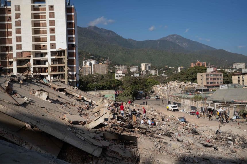 Los trabajos de rescatistas nacionales y extranjeros continúan, principalmente, entre las ruinas de edificaciones del estado costero de La Guaira. (EFE/ Ronald Peña R)