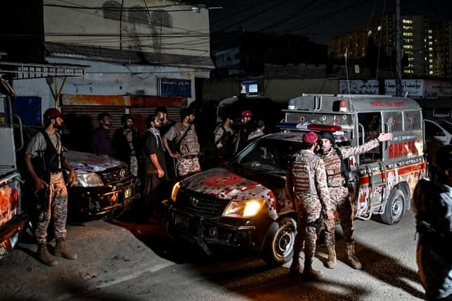 Soldados paramilitares acordonan las calles alrededor de la zona de Mosamiat Chowrangi tras un ataque contra el complejo de los Rangers de Seguridad de Pakistán en Karachi, Pakistán, el 27 de junio de 2026. (Asif Hassan/AFP vía Getty Images)
