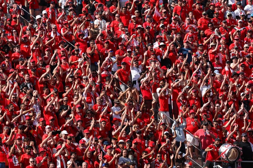 Los aficionados canadienses animan desde las gradas durante el partido del Grupo B de la Copa Mundial de la FIFA 2026 entre Canadá y Bosnia y Herzegovina en el Estadio de Toronto, el 12 de junio de 2026 en Toronto, Ontario. (Michael Steele/Getty Images)