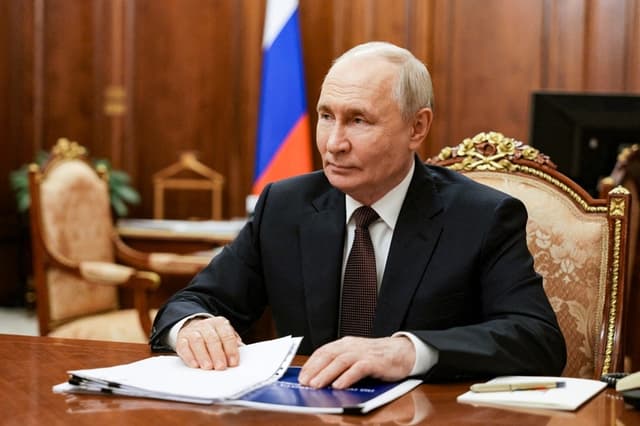El presidente ruso, Vladimir Putin, asiste a una reunión con el comisionado de derechos humanos del país en el Kremlin, en Moscú, el 29 de junio de 2026. (Gavriil Grigorov / POOL / AFP vía Getty Images)
