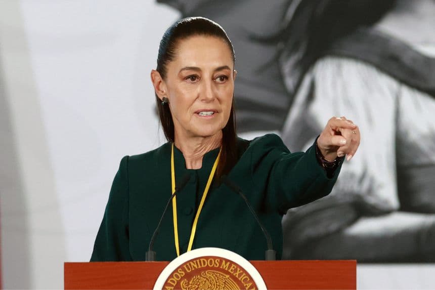 La presidenta de México, Claudia Shainbaum, habla durante una conferencia de prensa este lunes, en el Palacio Nacional de Ciudad de México, México. (Mario Guzmán/EFE) 