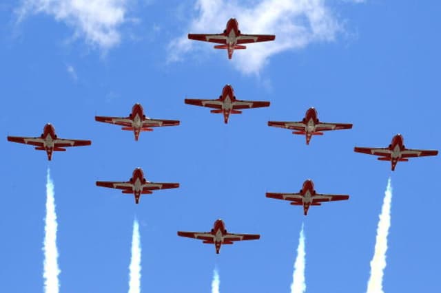 Los Snowbirds sobrevuelan la Colina del Parlamento durante las celebraciones del Día de Canadá el 1 de julio de 2010 en Ottawa. La reina Isabel II y el duque de Edimburgo realizaban una gira de ocho días por Canadá para celebrar el centenario de la Armada canadiense y conmemorar la fecha. (Chris Jackson/Getty Images).