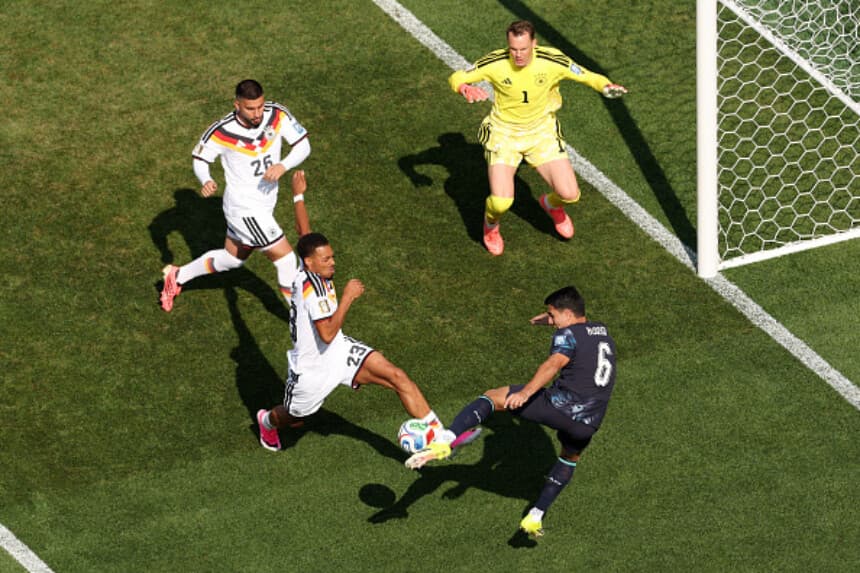 Junior Alonso (No.6) de Paraguay falla una oportunidad ante Deniz Undav (#26), Félix Nmecha (#23) y Manuel Neuer (#1) de Alemania durante los dieciseisavos de final del Mundial 2026 en Boston Stadium, Foxborough, Massachusetts, el 29 de junio de 2026. (Darrian Traynor/Getty Images).