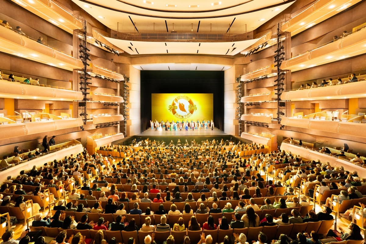 Saludo final de Shen Yun Performing Arts en el Four Seasons Centre de Toronto el 28 de junio de 2026. (The Epoch Times)