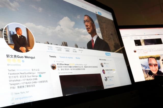 Una página de Twitter del empresario chino en el exilio Guo Wengui en la pantalla de una computadora en Beijing el 30 de agosto de 2017. (Andy Wong/AP Photo)
