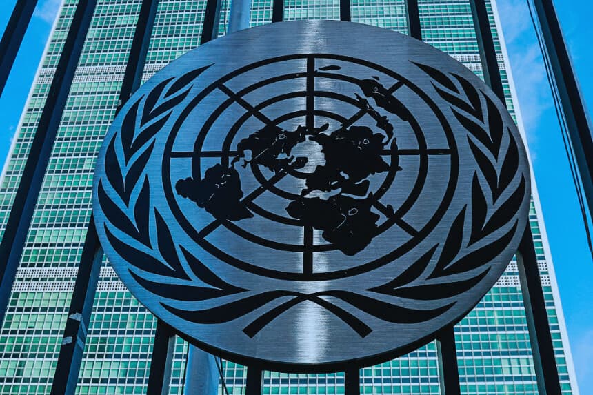 El logotipo de las Naciones Unidas (ONU) se ve en una puerta situada en el exterior de la sede de la ONU, el 21 de septiembre de 2025. (Kena Betancur / AFP vía Getty Images)
