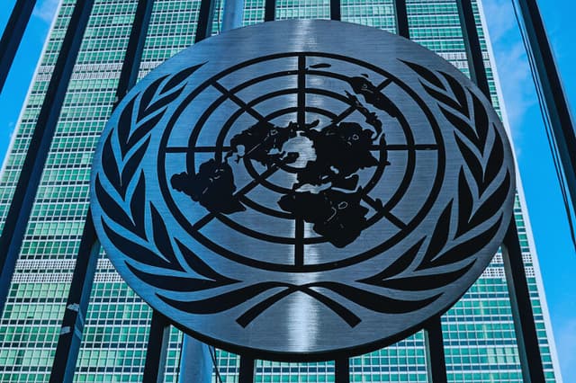 El logotipo de las Naciones Unidas (ONU) se ve en una puerta situada en el exterior de la sede de la ONU, el 21 de septiembre de 2025. (Kena Betancur / AFP vía Getty Images)