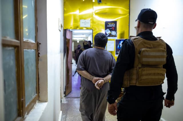 Varios traficantes son trasladados para ser interrogados tras haber sido detenidos.   (YOUNES MOHAMMAD/Middle East Images/AFP vía Getty Images)