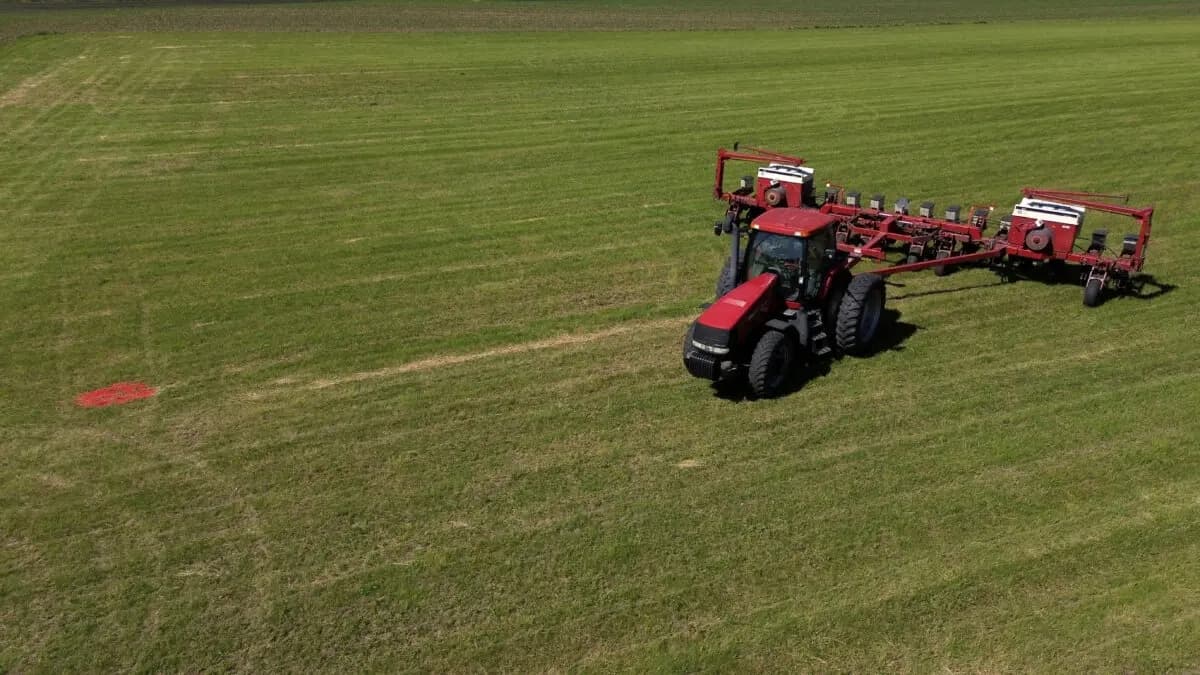 Una imagen tomada desde un dron muestra un tractor y una sembradora de soya estacionados en un campo de soya en Somonauk, Illinois, el 30 de mayo de 2024. (Jim Vondruska/Reuters)