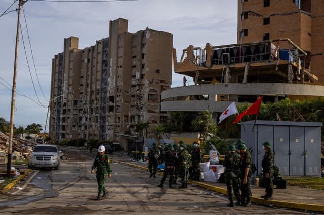 Rescatistas de Vietnam realizan labores de búsqueda de sobrevivientes a los terremotos, este martes en Catia La mar, La Guaira, Venezuela. (EFE/ Miguel Gutiérrez)