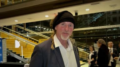 Defensor de derechos humanos siente que renació tras ver Shen Yun: "La energía envuelve a todo el público"