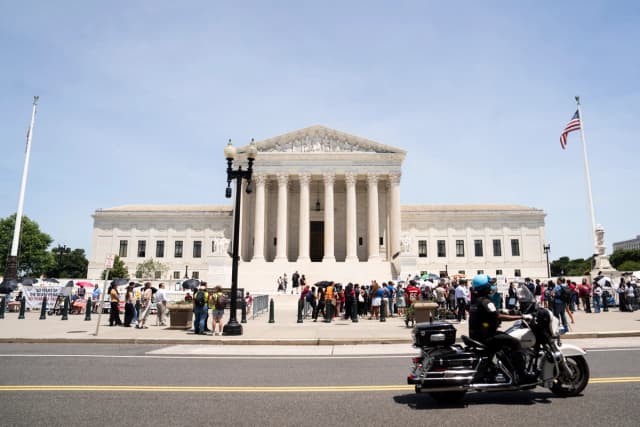 Personas frente a la Corte Suprema en Washington el 30 de junio de 2026. (Madalina Kilroy/The Epoch Times)