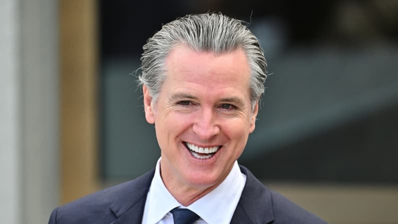 Newsom ordena que alrededor de 95,000 empleados estatales de California regresen a la oficina