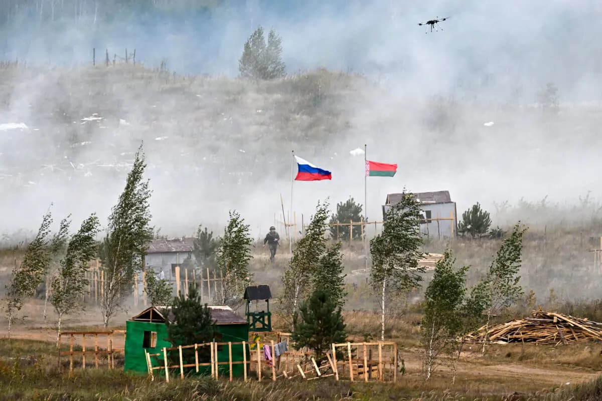 <em>Un militar participa en las maniobras militares conjuntas ruso-bielorrusas "Zapad-2025" (Oeste-2025) en un campo de entrenamiento cerca de la ciudad de Borisov, al este de la capital, Minsk, el 15 de septiembre de 2025. (Olesya Kurpayyeva/AFP vía Getty Images).</em>