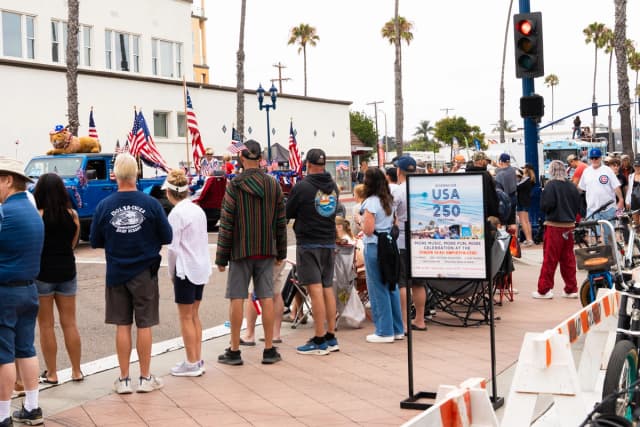 Espectadores observan un desfile del Día de la Independencia en Oceanside, California, el 27 de junio de 2026. (Jane Yang/The Epoch Times)
